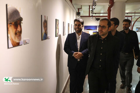 بازدید فاضل نظری مدیرعامل کانون از نمایشگاه هنرهای تجسمی اعضای کانون استان تهران در نگارخانه صبا