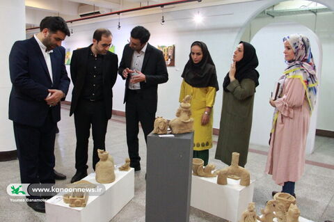 بازدید مدیر عامل کانون از نمایشگاه هنرهای تجسمی اعضای کانون استان تهران/ عکس از یونس بنامولایی