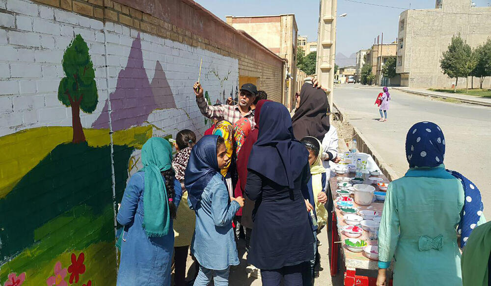 نقاشی اعضای مراکز کانون بر دیوار شهرخرم آباد