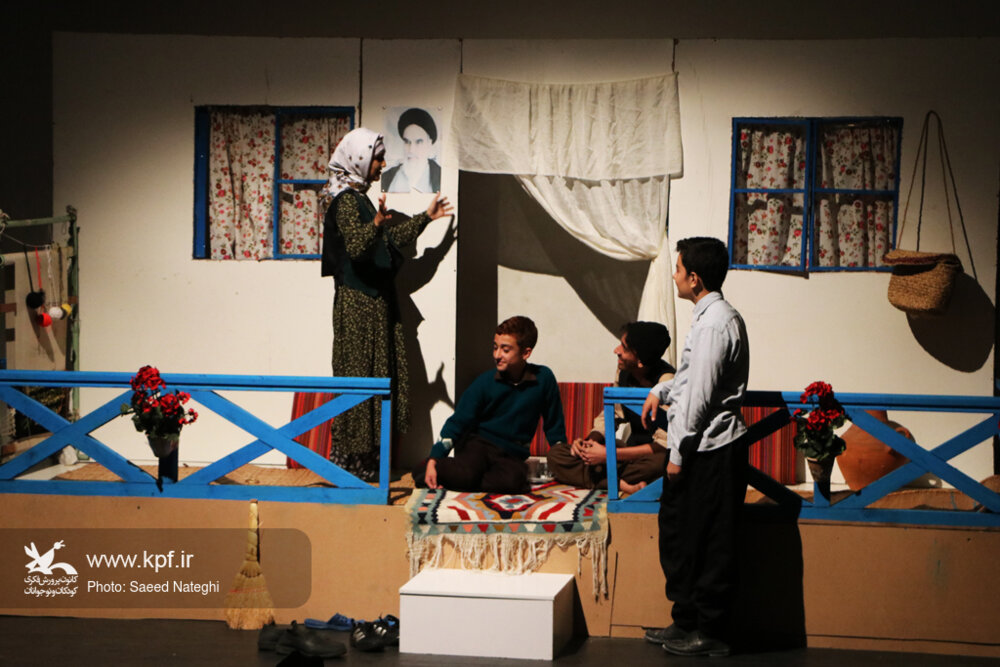 نمایش «نهالی که بابام کاشت» مربیان و اعضای کانون گیلان آیههای صبر و ایثار تلاوت شدند