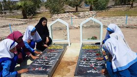 غبارروبی از مزار شهیدان توسط اعضای مراکز فرهنگی‌هنری سیستان و بلوچستان