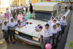 رژه خودروهای سیار همدان در اولین روز از هفته ملی کودک