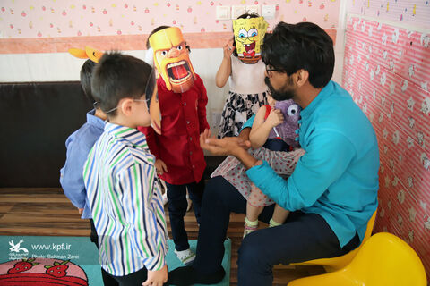 دومین روز از هفته ملی کودک و اجرای برنامه های فرهنگی و هنری در مجتمع نگهداری از کودکان بی سرپرست ولیعصر(عج) شهر کرمانشاه