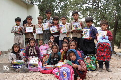 اهدا بسته‌های فرهنگی کانون بین کودکان روستاهای محروم بخش سوسن