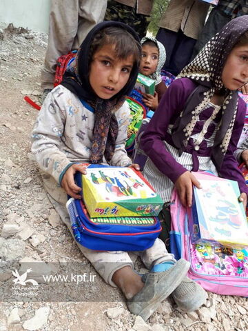 اهدا بسته‌های فرهنگی کانون بین کودکان روستاهای محروم بخش سوسن