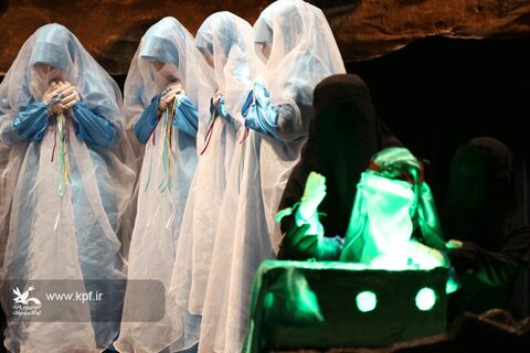 اجرای نمایش «دختر خورشید» در سالن سینما تﺌاتر کانون بوشهر