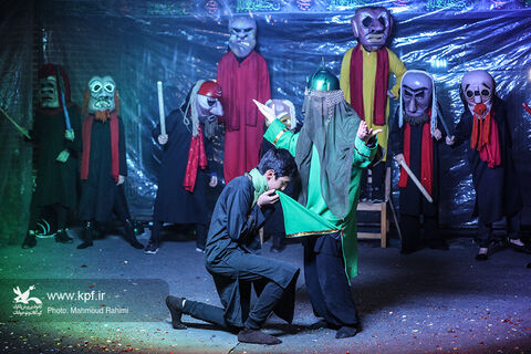 اجرای نمایش «قصه ظهر عاشورا» در محوطه مرکز تئاتر کانون