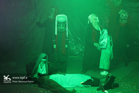 اجرای نمایش «قصه ظهر عاشورا» در محوطه مرکز تئاتر کانون