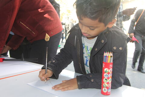 ایستگاه نقاشی کانون پرورش فکری کودکان و نوجوانان در مسیر راهپیمایی ۱۳ آبان ارومیه