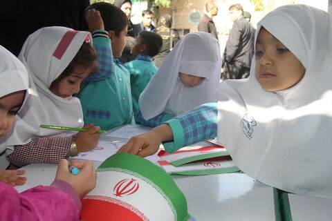 ایستگاه نقاشی کانون پرورش فکری کودکان و نوجوانان در مسیر راهپیمایی ۱۳ آبان ارومیه