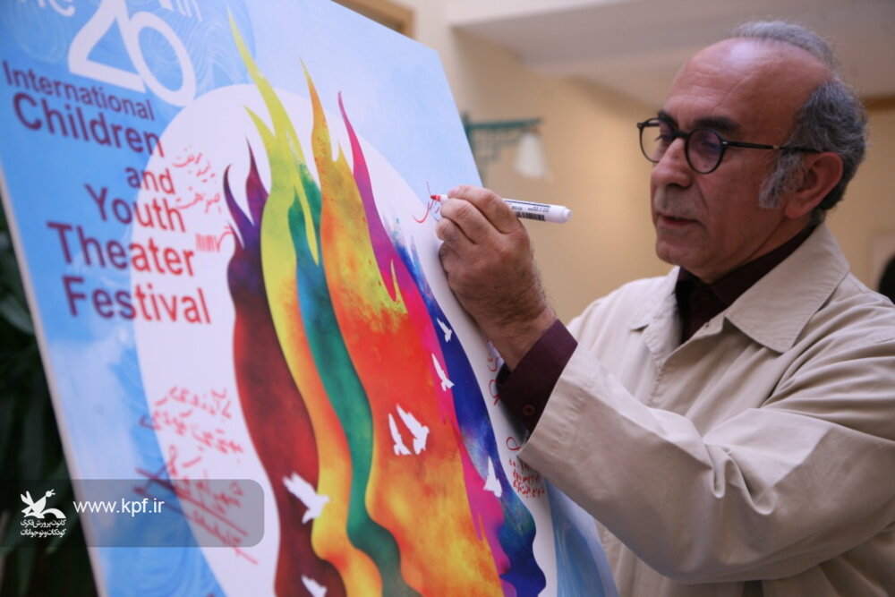 رونمایی از پوستر جشنواره تئاتر کودک و نوجوان همدان «حادثهای در شهر عروسکها» عادل بزدوده دوباره روی صحنه میرود