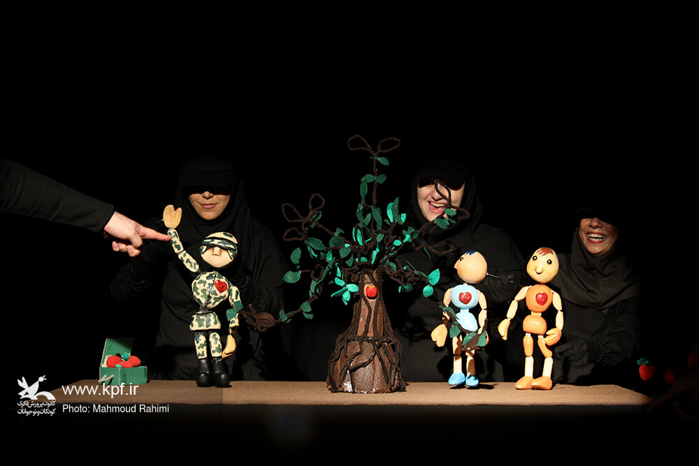نمایش «درخشنگ» به جشنواره بین‌المللی تئاتر عراق راه یافت