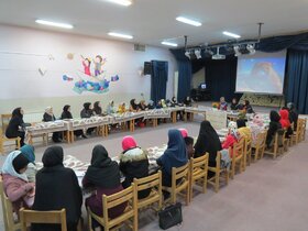 جلسه نقد و بررسی کتاب دختری با روبان سفید در کانون پرورش فکری اصفهان برگزار شد