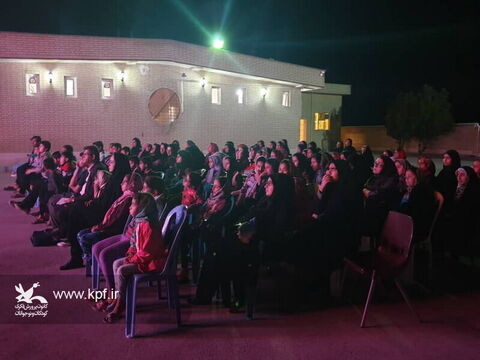 حضور تماشاخانه سیار کانون در روستای درازی خورموج(بوشهر)
