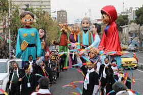 شادپیمایی عروسک‌ها در بیست‌ودومین جشنواره بین‌المللی قصه‌گویی
