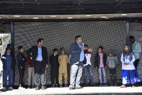 فرماندار نیمروز مهمان بچه‌ها در نخستین روز حضور تماشاخانه‌ی سیار کانون در سیستان و بلوچستان بود