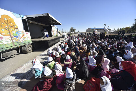 نخستین روز حضور تماشاخانه‌ی سیار کانون در سیستان و بلوچستان(گزارش تصویری)