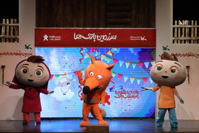 اجرای نمایش موسیقایی در جشنواره اسباب‌بازی برای کودکان