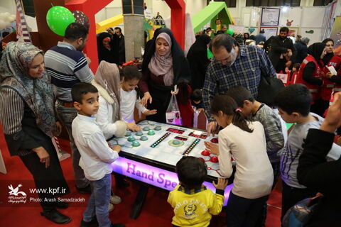 استقبال خانواده‌ها از برنامه‌های پنجمین جشنواره ملی اسباب‌بازی در روز ششم