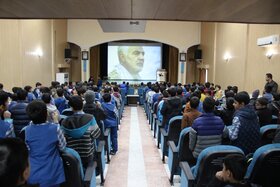 سوگواری حاضران در سینما کودک زاهدان به یاد سردار سلیمانی