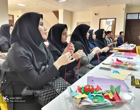 برگزاری دوره‌های ۵ روزه آموزشی اوریگامی و کلاژ ویژه مربیان فرهنگی مراکز کانون پرورش فکری کودکان و نوجوانان استان کرمانشاه
