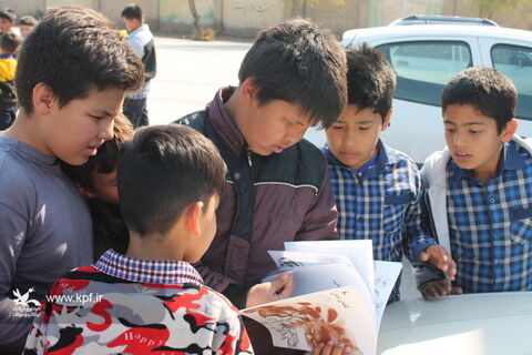 امداد فرهنگی کاروان پیک امید کانون به مهاجران مهمانشهر شهرستان گتوند