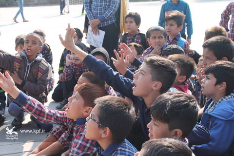 امداد فرهنگی کاروان پیک امید کانون به مهاجران مهمانشهر شهرستان گتوند-