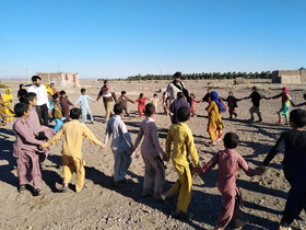 پیک امید هرمزگان در بین کودکان سیل‌زده سیستان و بلوچستان