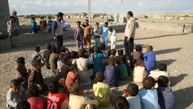کودکان روستاهای غلام‌محمد بازار و عورکی میزبان پیک امید بودند