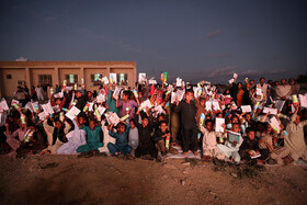 اهدای کتاب و نوشت‌افزار به کودکان سیل‌زده استان سیستان و بلوچستان