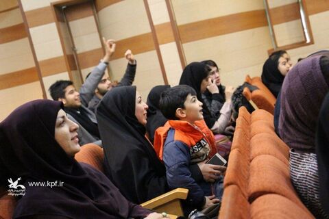 اجرای اعضاء کودک و نوجوان کانون پرورش فکری برای راه یابی به مرحله کشوری در نخستین روز از مرحله استانی هجدهمین جشنواره هنرهای نمایشی