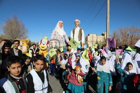 شادپیمایی  کودکان یزدی با عروسک‌های هجدهمین جشنواره هنرهای نمایشی، برگزار شد