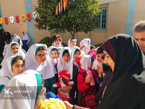شادپیمایی عروسک‌ها در جشنواره هنرهای نمایشی یزد در اولین روز از دهه‌ی مبارک فجر/ بهمن ۹۸