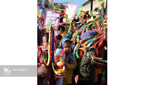 شادپیمایی عروسک‌ها در جشنواره هنرهای نمایشی یزد در اولین روز از دهه‌ی مبارک فجر/ بهمن ۹۸