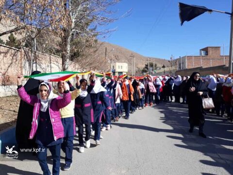 حمل پرچم ۴۱متری و رژه توسط دختران مدرسه زینبیه شهرستان مهدی‌شهر 
