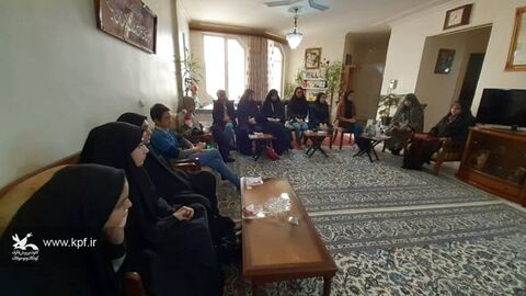 دیدار مربیان و اعضای مراکز یک و آب‌بر زنجان با خانواده شهدا
