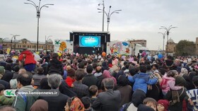 فعالیت تماشاخانه سیار کانون در راه‌پیمایی ۲۲ بهمن