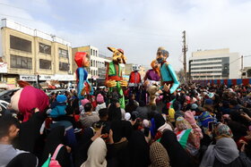 شادپیمایی عروسک‌های غول‌پیکر در البرز برگزار شد