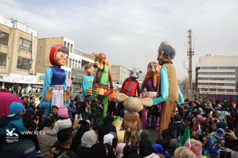 شادپیمایی عروسک‌های غول‌پیکر در استان البرز