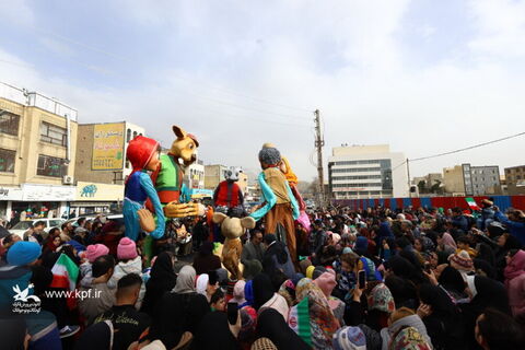 شادپیمایی عروسک‌های غول‌پیکر در استان البرز