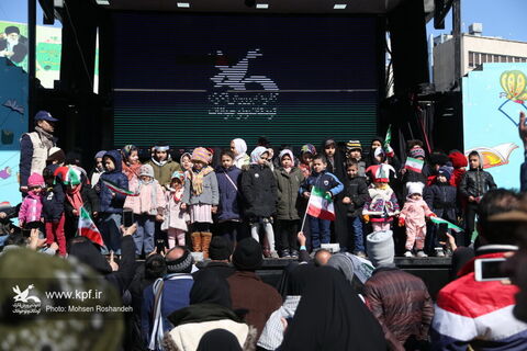 اجرای فعالیت‌های فرهنگی هنری در مسیر راه‌پیمایی 22 بهمن