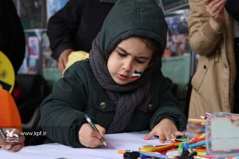 ایستگاه نقاشی کودک ونوجوان در مسیر راهپیمایی 22 بهمن