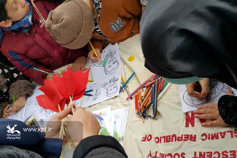ایستگاه نقاشی کودک ونوجوان در مسیر راهپیمایی 22 بهمن