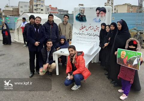 برپایی ایستگاه فرهنگی‌هنری و حماسه‌آفرینی اعضای کودک و نوجوان کانون گلستان در راهپیمایی 22 بهمن
