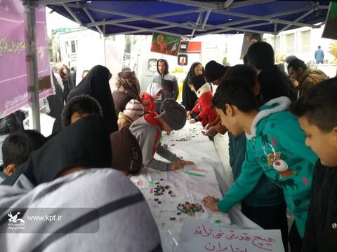 برپایی ایستگاه فرهنگی‌هنری و حماسه‌آفرینی اعضای کودک و نوجوان کانون گلستان در راهپیمایی 22 بهمن