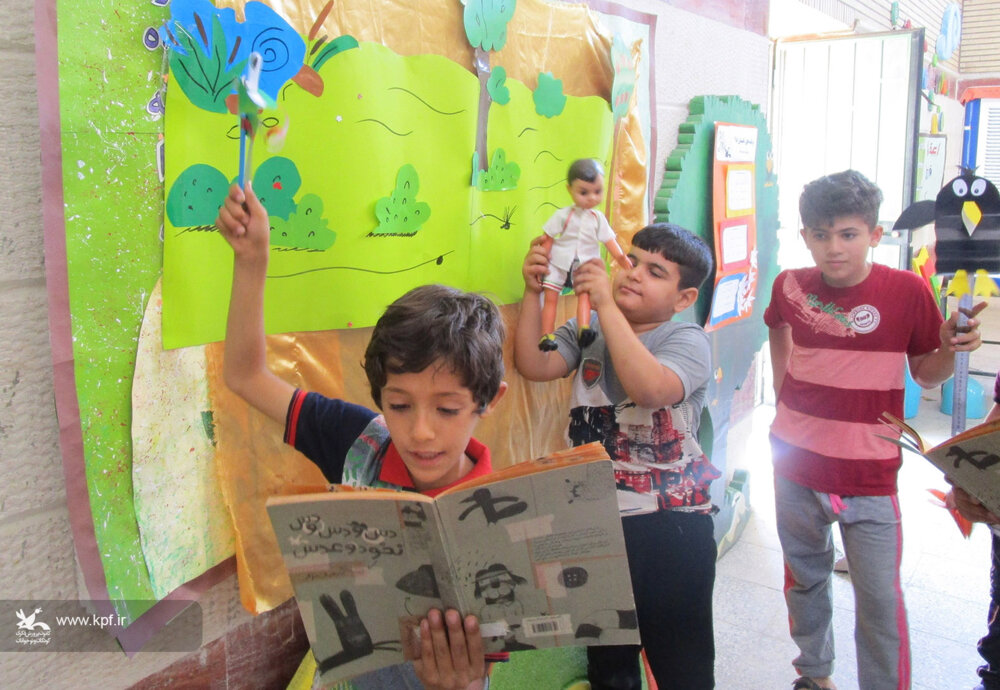 نمایش کتابخانه ای «ماهی سیاه کوچولو»  از استان لرستان
