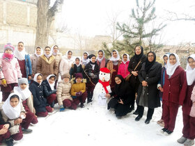 اعضا و مربیان کانون نمین در جشنواره‌ی زمستان بیدار، آدم‌برفی درست کردند