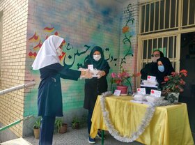 اهدای بسته‌های فرهنگی به اعضای کتابخانه پستی تبریز
