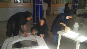آماده‌سازی نمایشگاه ششمین مهرواره کشوری نیایش در کرمانشاه