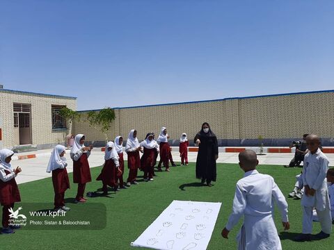 اجرای برنامه و تجهیز کتابخانه‌ی مدرسه‌ی روستای جَنگترَک در منطقه‌ی چابهار سیستان و بلوچستان توسط کانون پرورش فکری استان